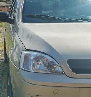 stříbrné auto zaparkované na kraji pole