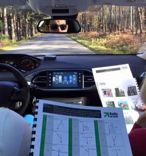 一男一女坐在车里