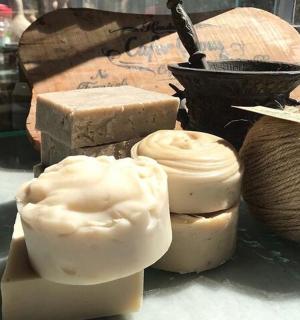 桌子上摆放着三种不同类型的奶酪