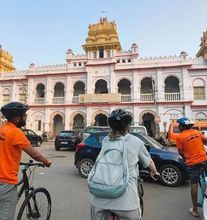 三个人骑着自行车在一栋建筑前