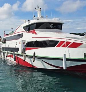 水中一艘红白相间的船