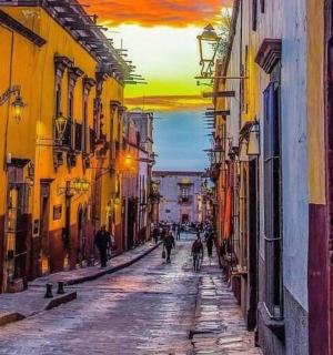 一条小巷的景色,人们在街上行走