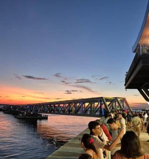 dav lidí stojící vedle mostu