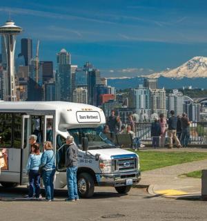 skupina lidí stojících před autobusem
