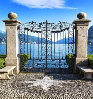 brána se dvěma lavicemi a hvězdou na zemi