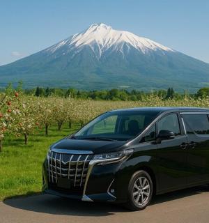 černé auto zaparkované před horou