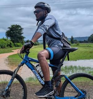 muž jedoucí na kole po nezpevněné cestě