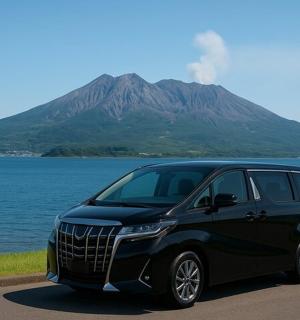 一辆黑色汽车停在山前