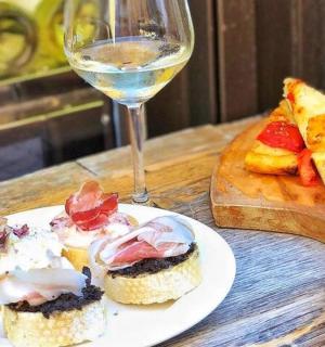 桌子上摆着一盘食物和一杯酒