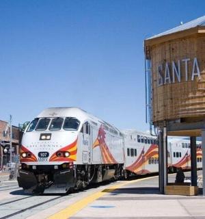 a train is coming down the tracks at a train station