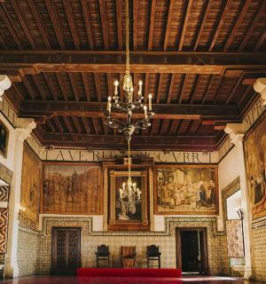 天花板上悬挂着吊灯的大房间