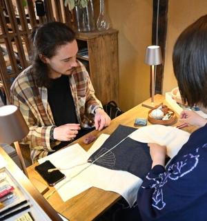 muž a žena sedící u stolu