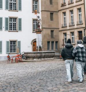 一群人在街上行走