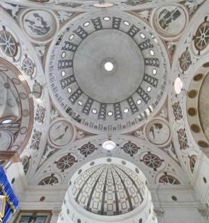 带有圆顶天花板的建筑景观