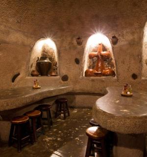 eine Bar mit zwei Waschbecken und Hockern in einem Raum