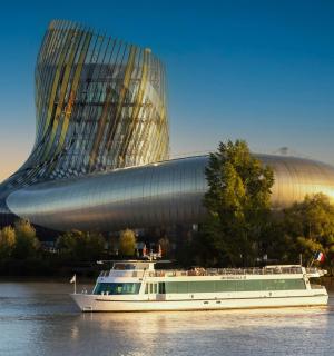 建筑物前水中的一艘船