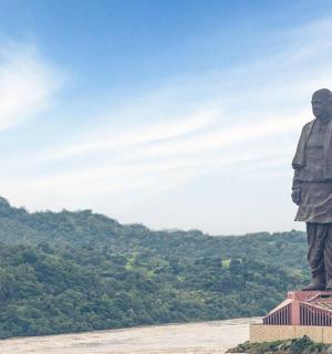 站在建筑物顶上的男子雕像