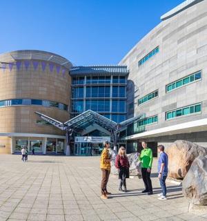 一群人站在一栋建筑物前