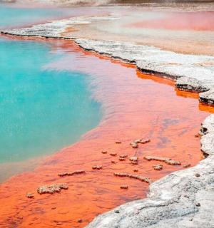 一片红色和蓝色的水体