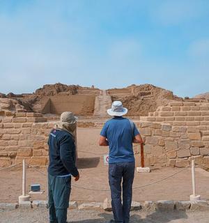 两个人站在露天剧场前