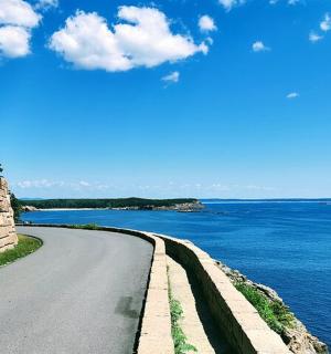 靠近水体的道路