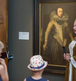 一群人站在一幅画前