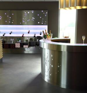 餐厅里的酒吧，有柜台和窗户