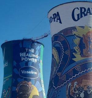 两罐百事可乐能量饮料并排放在一起