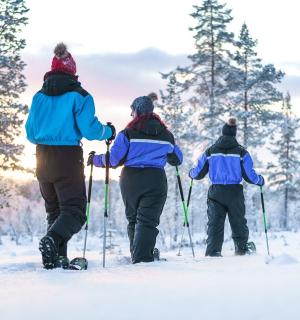 一群人在雪地里滑雪