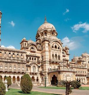 一座顶部有塔楼的大楼