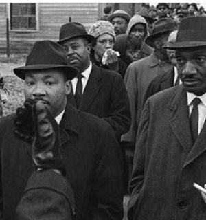 černobílá fotografie muže s mikrofonem