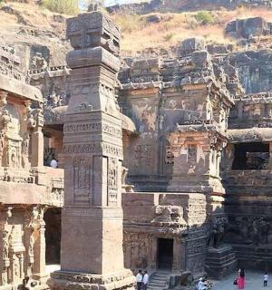 skupina lidí stojících před budovou