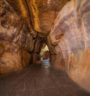 tunel ve skalní stěně s dlouhou chodbou