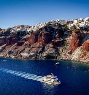 loď ve vodě vedle hory