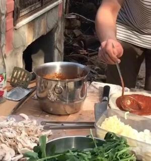 一位女士正在厨房柜台上准备食物