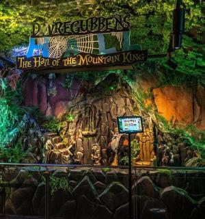 墙上挂着一块牌子,上面写着“山王动物园”