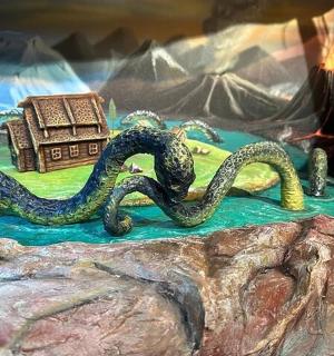 上面有一条蛇的蛋糕