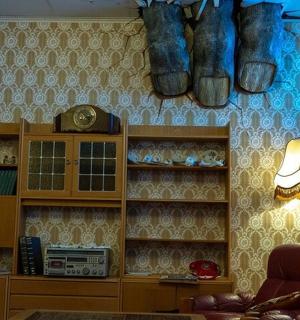 客厅墙上有一个架子,上面放着靴子