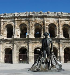 建筑物前的女性雕像