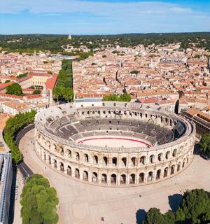一座拥有大型露天剧场的城市的鸟瞰图