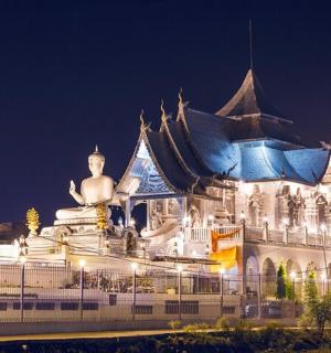 夜晚，一座建筑物前有一座雕像