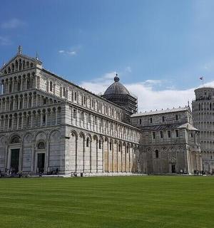 velká budova s travnatým polem před ní