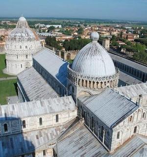 Letecký pohled na budovu se dvěma kopulemi