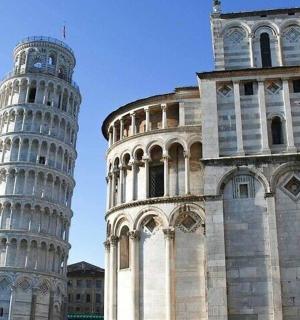 menara condong di sebelah gereja dan bangunan