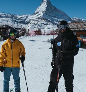 一名男子和一名儿童在雪地里滑雪