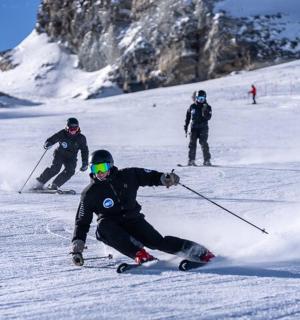 一群人从白雪覆盖的山坡上滑雪下来