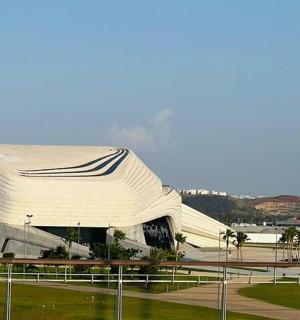 velká bílá budova ve městě s mrakodrapem