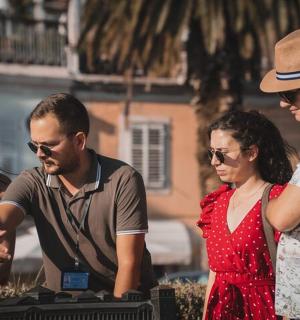 skupina ljudi, ki stojijo drug ob drugem