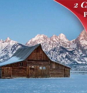 山前一座木制谷仓的照片