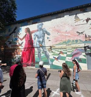 一群人站在壁画前